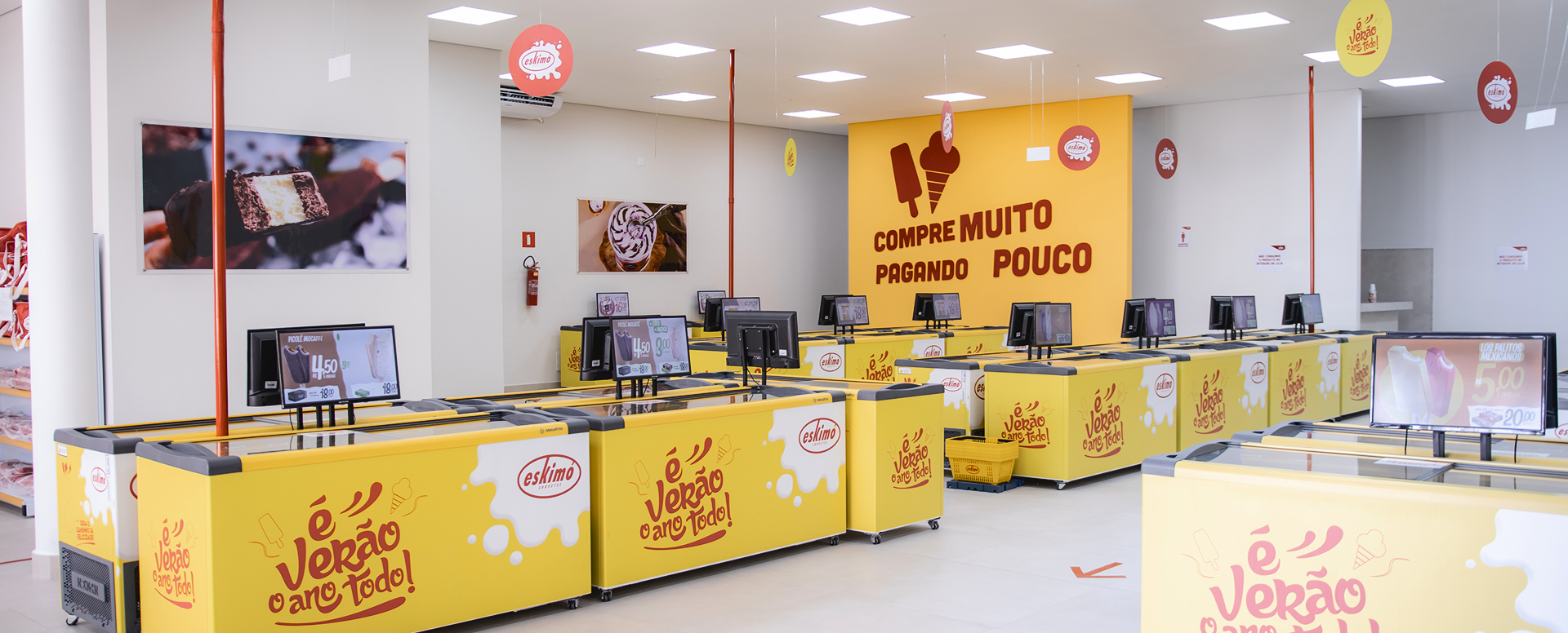 Interior de uma loja Eskimó com freezers amarelos